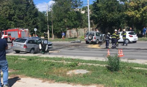 Трима ранени при тежка катастрофа във Варна - 1
