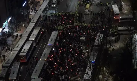 Riot! Supporters of arrested South Korean president storm court in Seoul  - 1