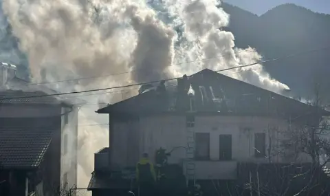 Пламна къща в Смолян: Мъж е в болница вследствие на пожара - 1