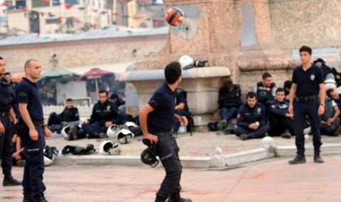 Полицаи врътнаха мачле на площад Таксим - 1
