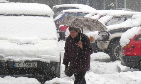 Ситуацията в страната остава аварийна заради снега - 1