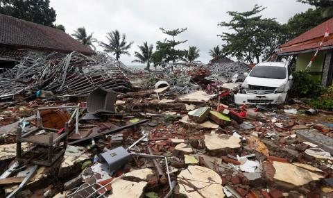 Над 280 загинали след цунамито в Индонезия (ВИДЕО) - 1