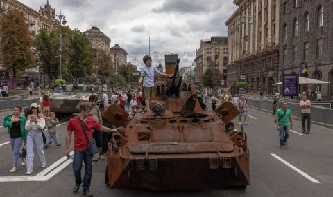 Украйна отбелязва Деня на независимостта си шест месеца след руската инвазия - 1