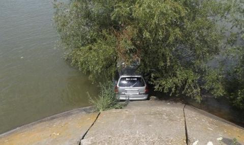 Дирят шофьора на паднал в Дунав лек автомобил - 1