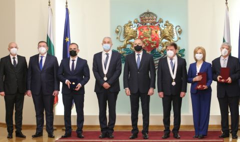 Президентът връчи държавни отличия на петима изявени българи - 1