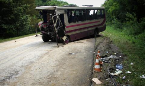 Автобус падна в 400-метрова пропаст - 1