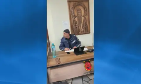 Полицай на входа на община Перник връчва глоби - 1