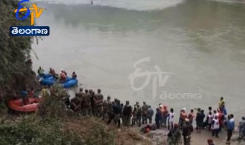 Автобус падна в река в Непал, най-малко 31 жертви (ВИДЕО) - 1