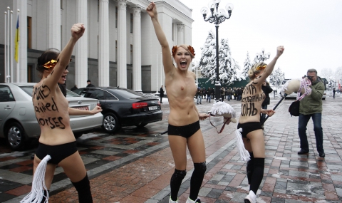 Голи активистки нахлуха на коне в Украинския парламент (видео) - 1