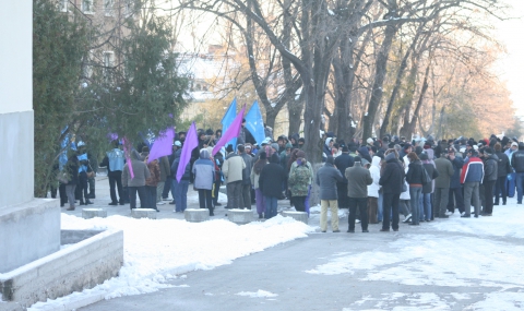 Оръжейниците от Сопот в ефективна стачка в студа - 1