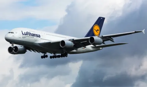 Самолет на Lufthansa кацна аварийно в Лион след самозапалване на преносима батерия - 1