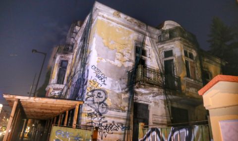 Укрепен е изгорелият покрив на Шапкаревата къща в София - 1