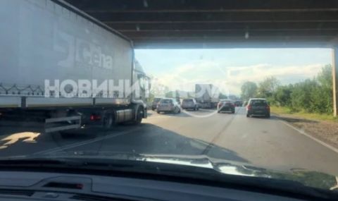 Километрично задръстване след катастрофа на АМ "Тракия" - 1