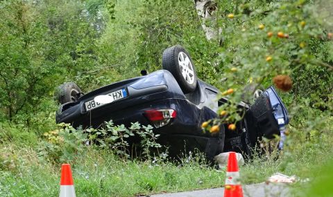 Лек автомобил се преобърна на пътя Созопол – Бургас, има загинал - 1