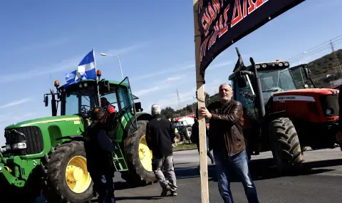 Протестиращи фермери окупираха сградата на областната администрация в Гърция - 1