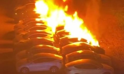 В Германия изгоряха до основи автомобили Tesla на стойност стотици хиляди евро - 1