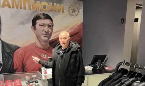 Емил Велев се снима във фен магазина на ЦСКА - 1