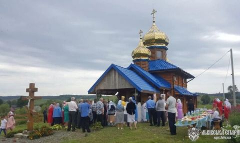Нападнаха  църква и свещеник в с. Верхняя Яблонка, Лвовска област - 1