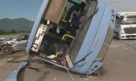 Автобус с ученици катастрофира край Враца, 8 ранени - 1