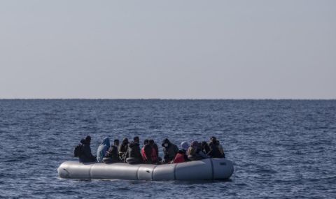 Почти 60 станаха загиналите мигранти, разбили се с лодка край Южна Италия - 1
