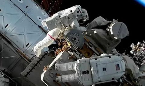 Изпуснатата от астронавтите чанта се вижда с бинокъл от Земята (ВИДЕО) - 1