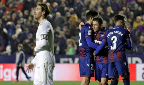 Реал Мадрид се издъни, &quot;кралете&quot; поставени на колене във Валенсия (ВИДЕО) - 1