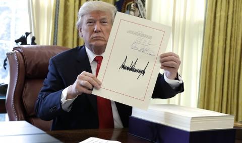 Тръмп подписа законопроекта за данъчната реформа - 1