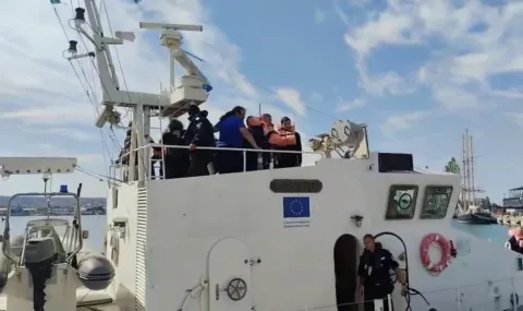 Спасен моряк: Ударът по кораба дойде от водата - 1