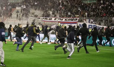 Ултраси на Хайдук нахлуха на терена и опитаха да линчуват футболистите на Динамо (Загреб) (ВИДЕО) - 1