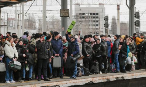 Евакуираха над 300 души от Мариупол - 1