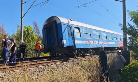 Train derails in Iskar Gorge  - 1