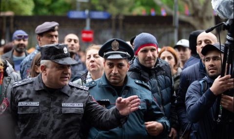 Полицията задържа десетки протестиращи в Ереван - 1