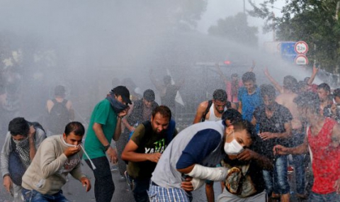 Унгарски полицаи атакуваха бежанци със сълзотворен газ - 1