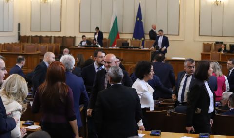 Скандал между "Възраждане" и ПП-ДБ в парламента. Желязков прекъсна заседанието за кратко (ВИДЕО) - 1