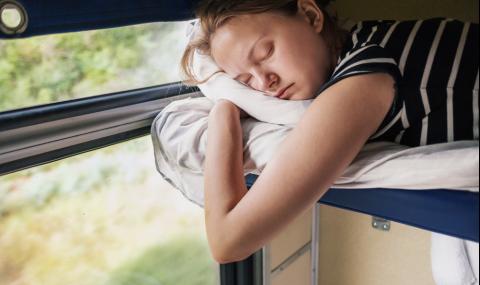 Пикантни СНИМКИ от спалните вагони: Ето как спят някои пътнички - 1