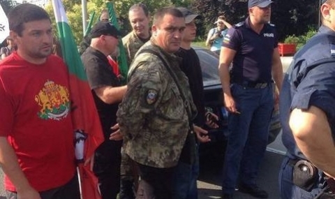 Мъже с военни дрехи нападнаха протестиращи срещу „Вълците на Путин“ - 1