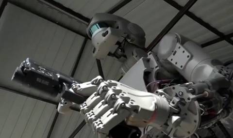 Роботът космонавт Фьодор умее и да стреля - 1