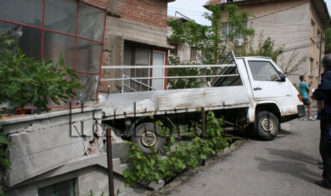 Камион се стовари върху къща, жена е в шок - 1