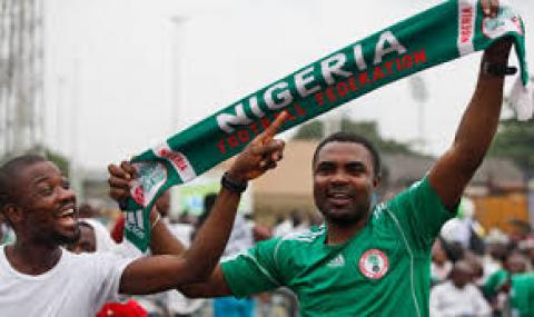 Нигерийци шокираха, искат с кокошки на стадиона - 1
