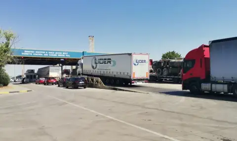 The traffic of cars and trucks is intense in the area of the "Danube Bridge" checkpoint near Ruse  - 1