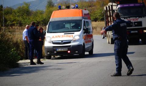 Жена загина, а четирима души са ранени след пътен сблъсък край Симитли - 1