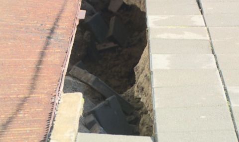 Мъж пропадна в дупка на тротоар в Русе, опитвайки се да го обезопаси - 1