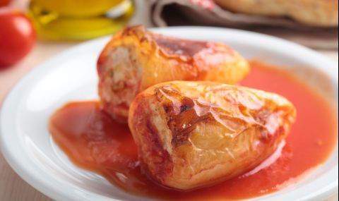 Рецепта за вечеря: Пълнени чушки с доматен сос - 1