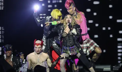 Фен съди Мадона заради "порнография без предупреждение" по време на концертите ѝ - 1