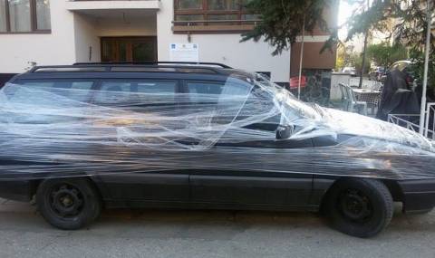 Първоаприлска шега или ново наказание за нагли шофьори? (Снимки) - 1