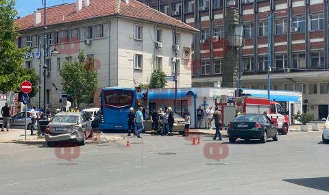 Голяма катастрофа с автобус до жп гарата в Бургас, има пострадали (ВИДЕО) - 1