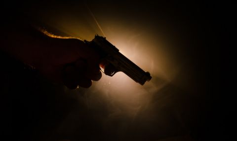Мъж обикаля с пистолет и заплашва минувачи в Сандански - 1