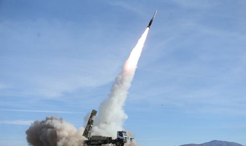 Напрежение в Персийския залив! Иран изстреля нова балистична ракета  - 1