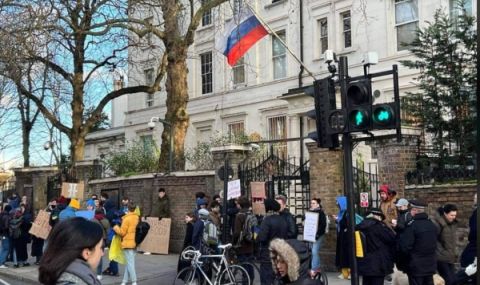 Протести пред руските посолства в Европа - 1