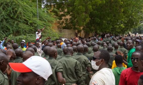Хиляди привърженици на хунтата в Нигер отпразнуваха прогонването на френския посланик - 1